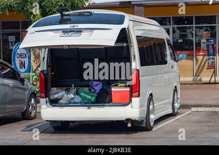 Phetchaburi, Thailandia, marzo 13 2022, il minivan per il trasporto passeggeri si trova nel parcheggio con la porta aperta al vano di carico Foto Stock