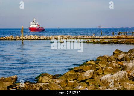 Il motoscafo Gol Runner si dirige verso il porto, il 28 aprile 2022, vicino a Dauphin Island, Alabama. Gol Runner è stato costruito nel 2006 per Gulf Offshore Logistics (GAL). Foto Stock