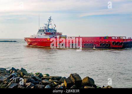 Il motoscafo Gol Runner si dirige verso il porto, il 28 aprile 2022, vicino a Dauphin Island, Alabama. Gol Runner è stato costruito nel 2006 per Gulf Offshore Logistics (GAL). Foto Stock