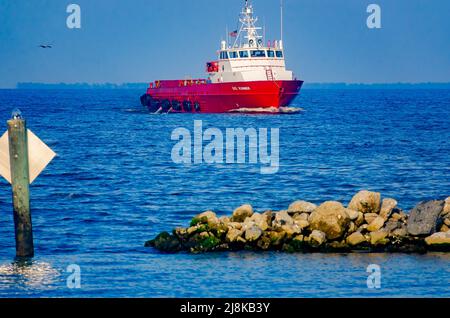 Il motoscafo Gol Runner si dirige verso il porto, il 28 aprile 2022, vicino a Dauphin Island, Alabama. Gol Runner è stato costruito nel 2006 per Gulf Offshore Logistics (GAL). Foto Stock