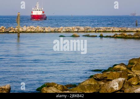 Il motoscafo Gol Runner si dirige verso il porto, il 28 aprile 2022, vicino a Dauphin Island, Alabama. Gol Runner è stato costruito nel 2006 per Gulf Offshore Logistics (GAL). Foto Stock