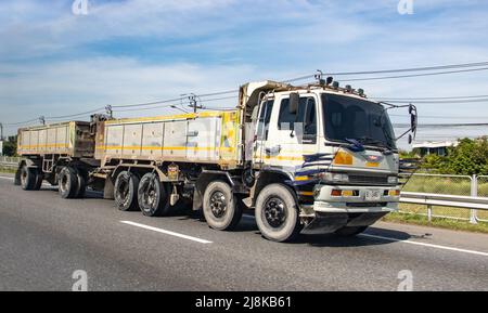 BANGKOK, THAILANDIA, Apr 06 2022, Un camion guida in autostrada Foto Stock