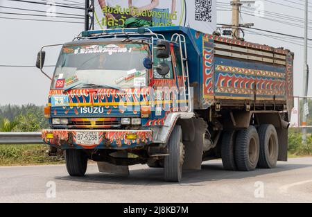 SAMUT PRAKAN, THAILANDIA, Apr 20 2022, Un camion dipinto guida sulla strada rurale Foto Stock