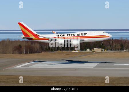 Kalitta Air Cargo Boeing 747-400F atterraggio aereo da freighter. Velivolo da carico di grandi dimensioni 747. Aereo 747F arrivo all'aeroporto di Anchorage. Foto Stock