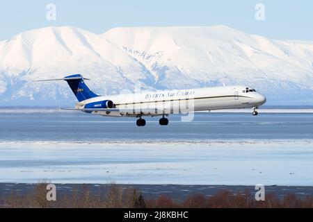 Everts Air Cargo McDonnell Douglas MD-82 atterrando in Alaska. Trasporto merci con Everts Cargo MD-82. Arrivo aereo cargo. Foto Stock