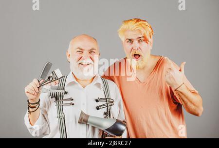 Barbiere con forbici e rasoio, barbiere. Uomo di barba, maschio barbuto. Uomo della barba ritratto. Barbiere che fa il taglio di capelli di attraente uomo barbuto in barbiere Foto Stock