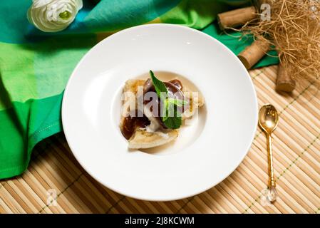 Dessert al banana foster con banane fritte e gelato alla vaniglia con zucchero di canna, cannella, rum scuro e liquore alla banana Foto Stock