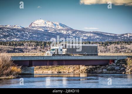 Il semi-camion attraversa Osborn Bridge a Island Park, Fremont County, Idaho, USA Foto Stock