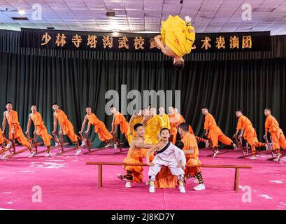 Gli apprendisti del famoso Tempio Shaolin a Dengfeng, Henan, Cina, svolgono le loro arti marziali e abilità acrobatiche. Foto Stock