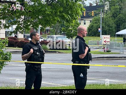 New York, Stati Uniti. 16th maggio 2022. La polizia lavora vicino alla scena di un tiro di massa a Buffalo dello Stato di New York, Stati Uniti, 16 maggio 2022. Un uomo bianco di 18 anni, pesantemente armato, uccise 10 persone e ne ferirono altre tre in un supermercato a Buffalo, nello stato di New York, sabato. Credit: Zhang Jie/Xinhua/Alamy Live News Foto Stock