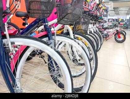 Biciclette in vendita al dettaglio. Concetto di shopping fisico. Foto Stock