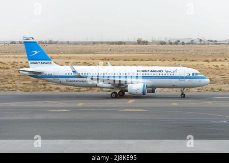 Kuwait Airways Airbus A320 Aircraft all'aeroporto di Kuwait. Aereo di Kuwait Airways con livrea vecchia. Foto Stock