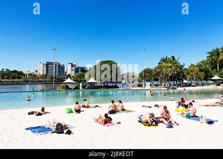 Brisbane Australia / bagnanti godersi il sole e nuotare a Streets Beach un uomo urbano fatto spiaggia nuoto. Foto Stock