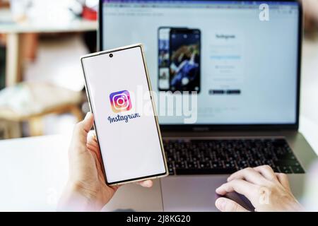 CHIANG mai, THAILANDIA - 13 maggio 2022 : smartphone mobile donna in mano con schermata di login dell'applicazione instagram. Instagram è più grande e più Foto Stock