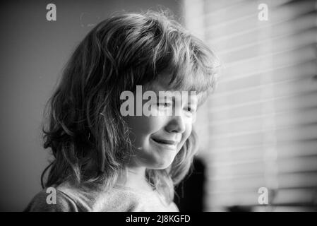 Biondo piange con lacrime. Bambino sconvolto. Violenza in famiglia sui bambini. Concetto di bullismo, stress depressivo o frustrazione. Vista ravvicinata per i bambini. Puro Foto Stock