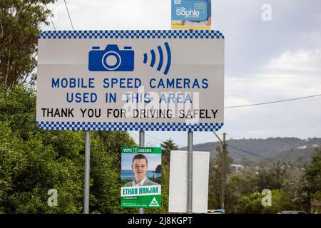 Australian Federal Election 2022, candidati per la sede dei poster Mackellar attaccati a un segnale di autovelox mobile in Avalon Beach, Sydney, Australia Foto Stock