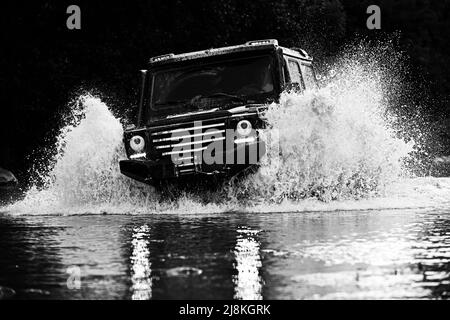 Fuoristrada camion sport tra montagne paesaggio. Traccia su fango. suv fuoristrada 4x4. Fuoristrada. Safari. Rally da corsa. Foto Stock