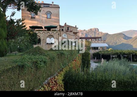 Ravello - Scorcio dell'Hotel Villa Cimbrone dai giardini Foto Stock