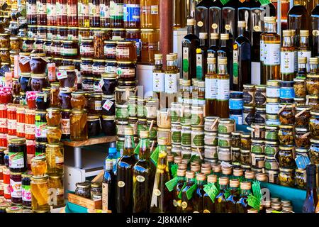 94 / 5Pula, Croazia, 28 aprile 2022: Stalla di mercato che vende tartufi conservati, olio d'oliva, formaggio e miele in vasetti e bottiglie di mason Foto Stock