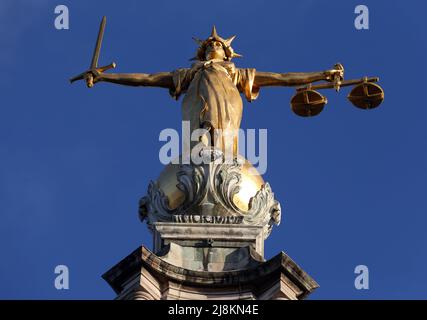 Foto del file datata 8/1/2019 della Statua della Giustizia di FW Pomeroy si trova in cima all'edificio del Tribunale penale Centrale, Old Bailey, Londra. Il sistema giudiziario penale continua ad operare a "livelli inaccettabili" in Inghilterra e Galles ed è ben lungi dal riprendersi dopo il 'blocco' della pandemia del coronavirus, hanno avvertito i vigili del controllo. Quattro ispettori di alto livello hanno Unito le forze per esprimere le loro 'preoccupazioni serie' circa la situazione. Data di emissione: Martedì 17 maggio 2022. Foto Stock