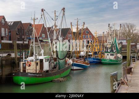 Barche da pesca tipiche nel porto di Neuharlingersiel, Germania Foto Stock
