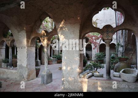 Ravello - Scorcio del Chiostro di Villa Cimbrone dall'ingresso Foto Stock