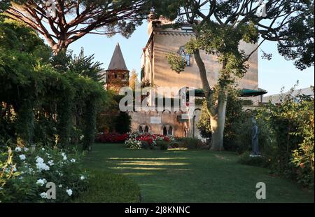 Ravello - Scorcio dell'Hotel di Villa Cimbrone dai giardini Foto Stock