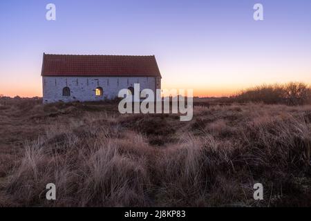 Stazione di salvataggio della vita vecchia al mattino presto, Spiekeroog, Germania Foto Stock