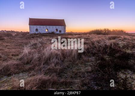 Stazione di salvataggio della vita vecchia al mattino presto, Spiekeroog, Germania Foto Stock