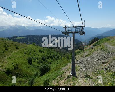 Via cavo in montagna. Giornata estiva soleggiata. Foto Stock