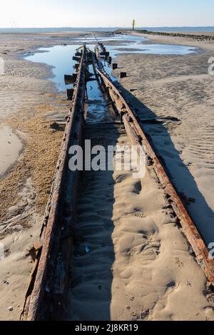 Resti di vecchio molo sull'isola frisone orientale di Spiekeroog, Germania Foto Stock