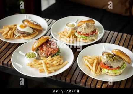 Ampia scelta di hamburger gourmet sul tavolo in legno del ristorante Foto Stock