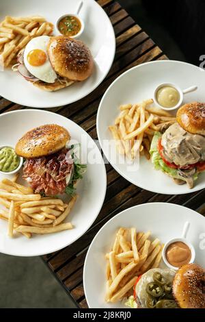 Ampia scelta di hamburger gourmet sul tavolo in legno del ristorante Foto Stock