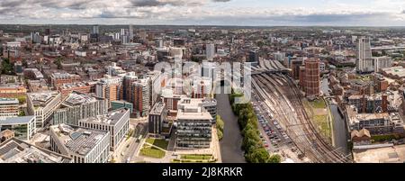 LEEDS, REGNO UNITO - 12 MAGGIO 2022. Un paesaggio urbano aereo del centro di Leeds con la stazione ferroviaria e gli edifici moderni lungo il canale da Leeds a Liverpool Foto Stock