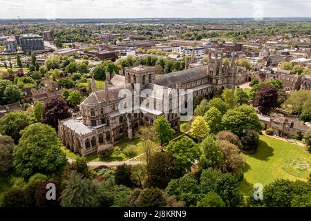 PETERBOROUGH, REGNO UNITO - 12 MAGGIO 2022. Vista aerea della città di Peterborough e dell'antica chiesa cattedrale di San Pietro, San Paolo e Sant'Andrea Foto Stock