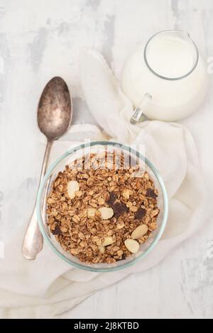 muesli con noci e cioccolato in ciotola Foto Stock