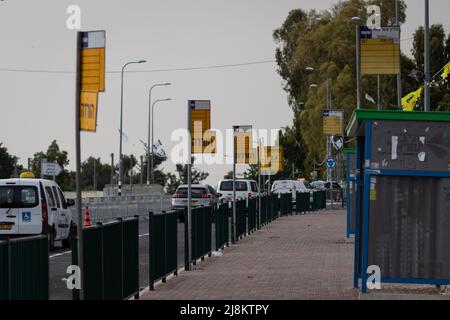 15-05-2022. meron-israele. I numerosi autobus fermano all'ingresso della città di Meron, nel nord di Israele. Pronti ad assorbire le masse di ebrei che vengono a p Foto Stock