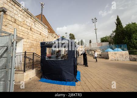 15-05-2022. meron-israele. Un checkpoint della polizia all'ingresso della tomba del Rabbi Shimon Bar Yochai a Meron prima della festa, per il n Foto Stock