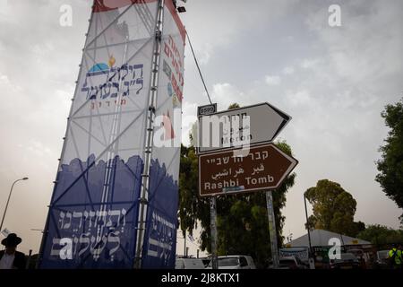 15-05-2022. meron-israele. L'ingresso alla città di Meron è decorato per il giorno della celebrazione del Rabbi Shimon Bar Yochai nella tomba della città Foto Stock