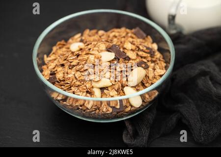 muesli con noci e cioccolato in ciotola Foto Stock