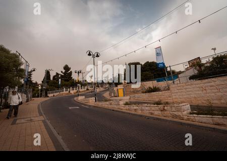 15-05-2022. meron-israele. La strada principale dell'insediamento di Meron è vuota di veicoli - preparazione prima della vacanza quando le masse salgono alla tomba o Foto Stock