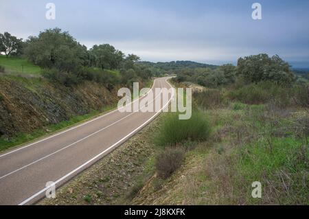 Sierra de San Pedro Road EX-303, Extremadura, Spagna. Dichiarata strada di alto valore paesaggistico Foto Stock