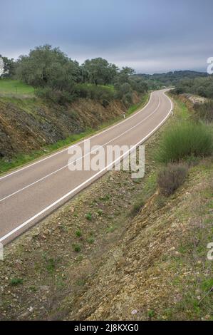 Sierra de San Pedro Road EX-303, Extremadura, Spagna. Dichiarata strada di alto valore paesaggistico Foto Stock