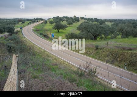 Sierra de San Pedro Road EX-303, Extremadura, Spagna. Dichiarata strada di alto valore paesaggistico Foto Stock