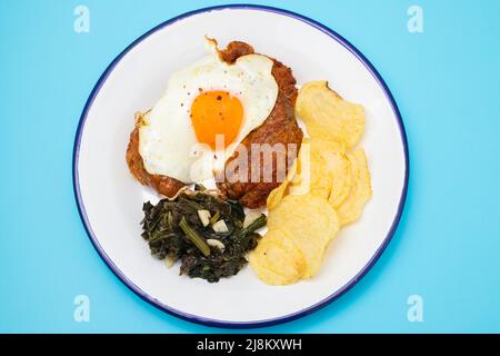 salsiccia tipicamente portoghese affumicata fritta con patatine e spinaci Foto Stock