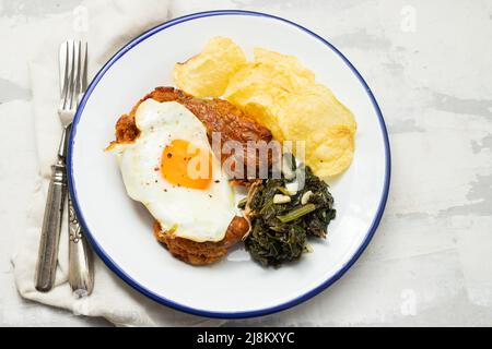 salsiccia tipicamente portoghese affumicata fritta con patatine e spinaci Foto Stock