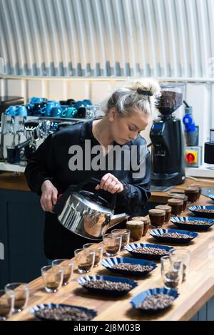 Caffè professionale e degustazione di caffè Foto Stock