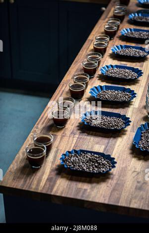 Contenitori con chicchi di caffè in preparazione per una degustazione di caffè. Foto Stock