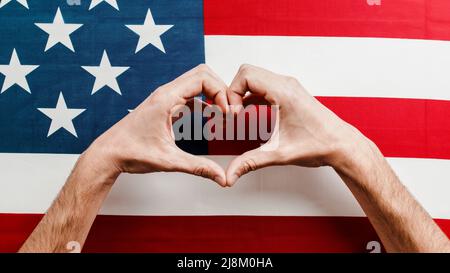 mano a forma di cuore sulla bandiera americana Foto Stock