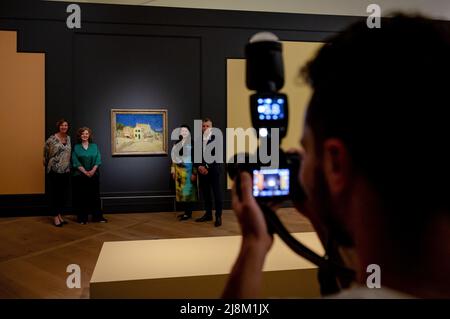 2022-05-17 09:50:03 AMSTERDAM - Marlies Kleiterp, responsabile delle Mostre, Birgit Boelens, direttore Annabelle Birnie e Rob Groot, direttore d'affari del Museo Van Gogh durante la presentazione della famosa opera di Vincent van Gogh, la Casa gialla, all'apertura stampa del patrimonio olandese di Amsterdam nell'ex Hermitage. ANP ROBIN VAN LONKHUIJSEN olanda OUT - belgio OUT Foto Stock